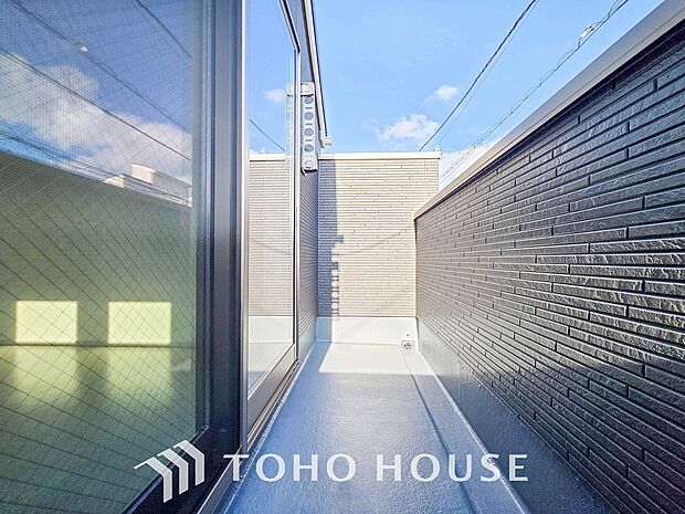 暮らしの中で光と風を演出してくれるバルコニー。