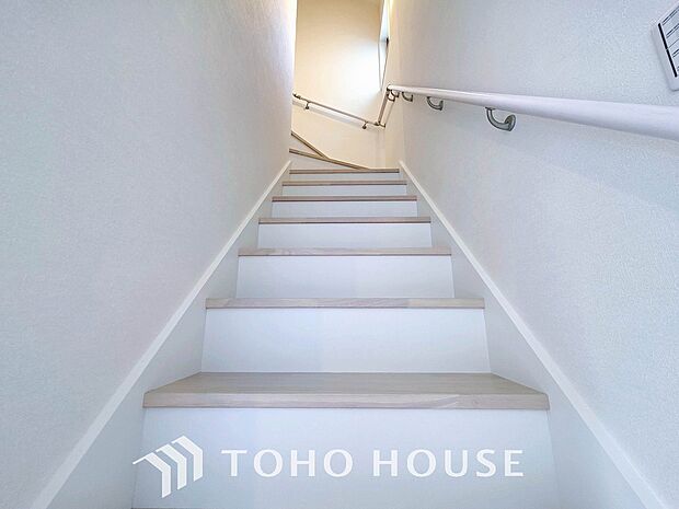 パブリックゾーンとプライベートゾーン繋ぐ階段。豊かな陽光が注ぎ込み、爽やかな住空間を演出。