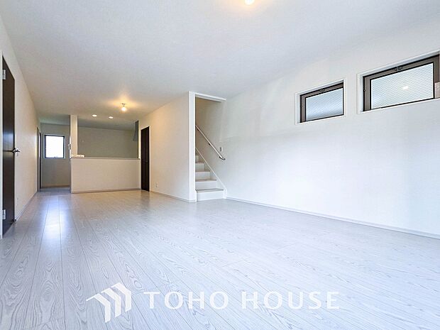 忙しい朝でも、しっかり家族が揃って食事をして頂けるゆとりある大きさのダイニングスペース。