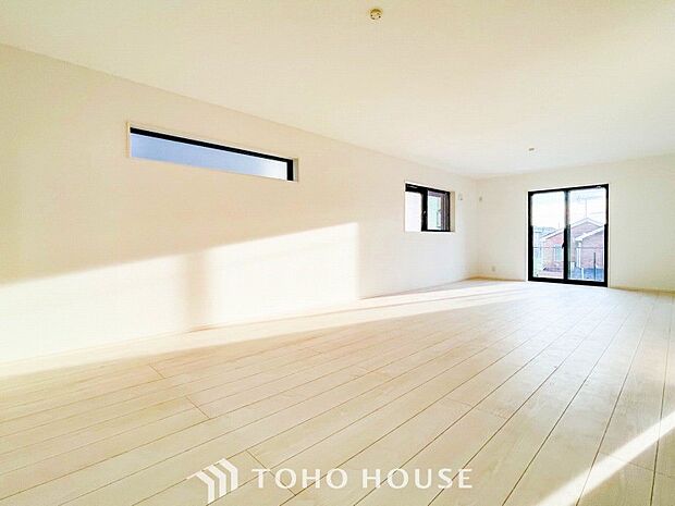 明るく開放的な空間が広がるLDK。室内には豊かな陽光が注ぎ込み、爽やかな住空間を演出。