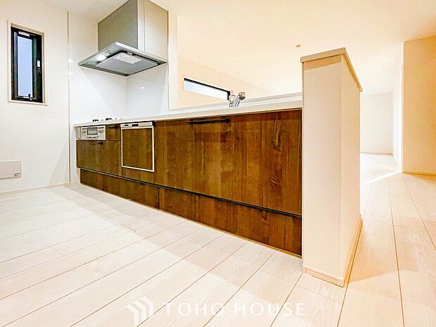 機能性とデザイン性を兼ね備えたシステムキッチン。リビングとの一体感も考慮され、美しい空間が実現します。