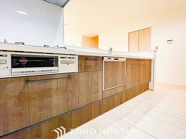 お手入れのしやすいすっきりしたシステムキッチンを採用しました。