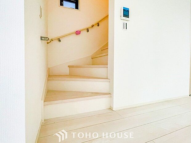 各フロアを結ぶ階段。集いの空間と一人の時間を楽しむプライベートルームをバランスよく繋いでいます。