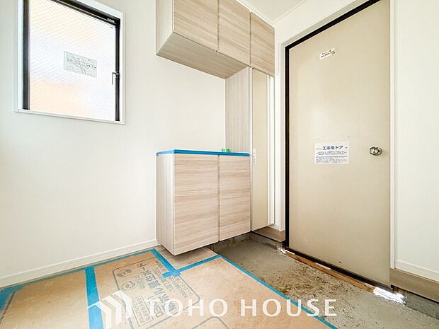 清潔感溢れる玄関がお出迎えする本邸宅の物語は、ここから始まる日常を期待させます。