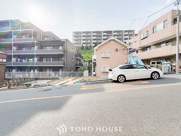 前面道路含む現地写真『快適』は「家」と「街」と「環境」が調和した時に訪れるだと改めて感じさせてくれます。