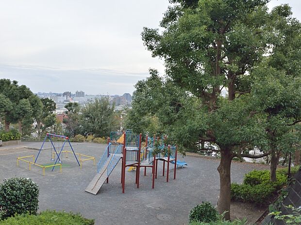 高台に位置する眺めのいい公園です。すべり台やブランコなどの遊具があり、小さなお子様も楽しく遊べます。