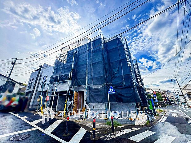 爽やかな青空の下に贅沢なほどに降り注ぐ陽光、豊かな居住性と、クオリティが見事に調和した住空間。