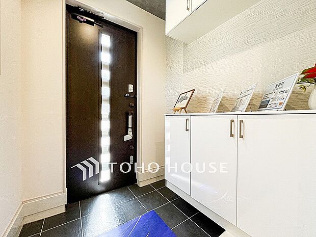 帰り着くたびに洗練されたテイストの空間に迎えられ誇りと喜びを感じる玄関まわりです。