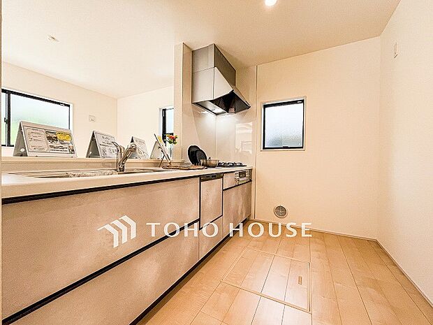 対面キッチンでリビングのご家族と会話を楽しみながらお料理できます。