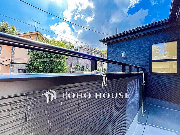 太陽の恵みをたっぷりと受けて、洗濯物も気持ちよく干せそうです。