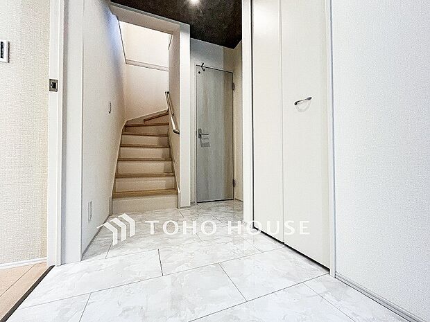 上質感漂う廊下。居住者の帰り、訪れる方を優しく迎え安らぎに満ちた生活空間を予感させます。