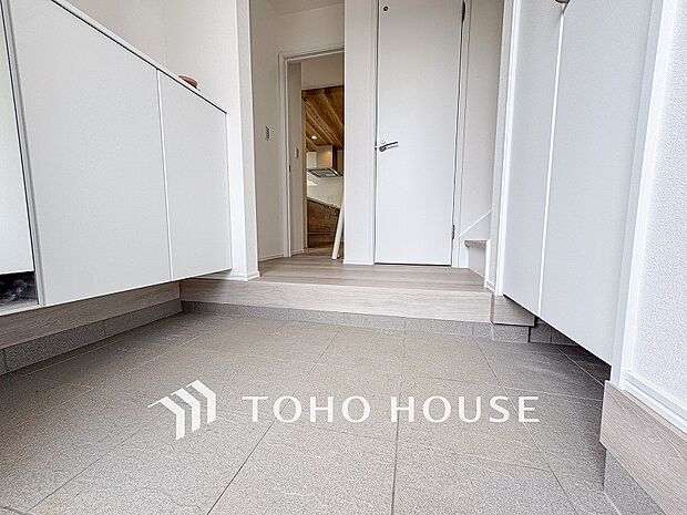 居住者の帰り、訪れる方を優しく迎えてくれる開放感のある玄関。