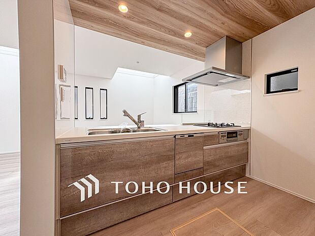 お手入れのしやすいすっきりしたシステムキッチンを採用しました。