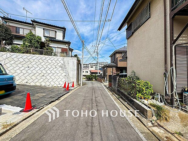 前面道路含む現地写真『快適』は「家」と「街」と「環境」が調和した時に訪れるだと改めて感じさせてくれます。