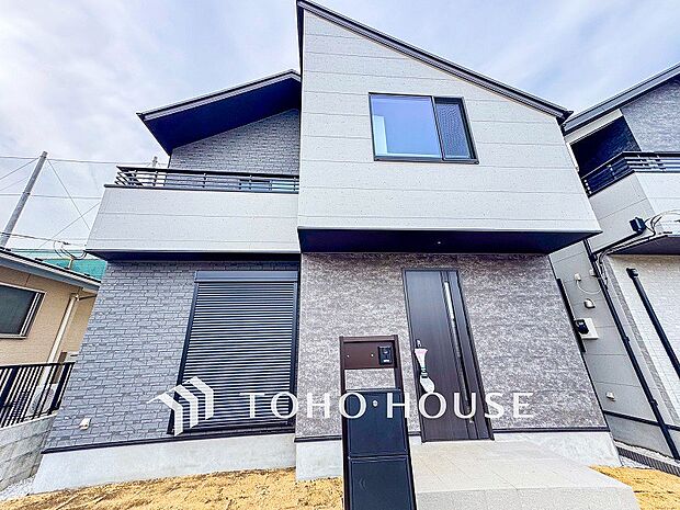 爽やかな青空の下に贅沢なほどに降り注ぐ陽光、豊かな居住性と、クオリティが見事に調和した住空間。