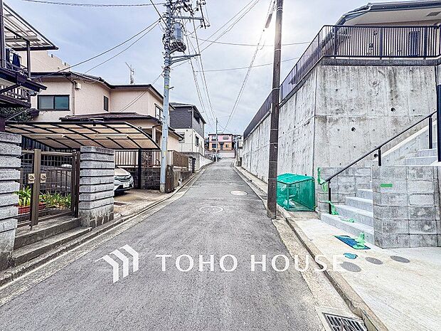 前面道路含む現地写真『快適』は「家」と「街」と「環境」が調和した時に訪れるだと改めて感じさせてくれます。
