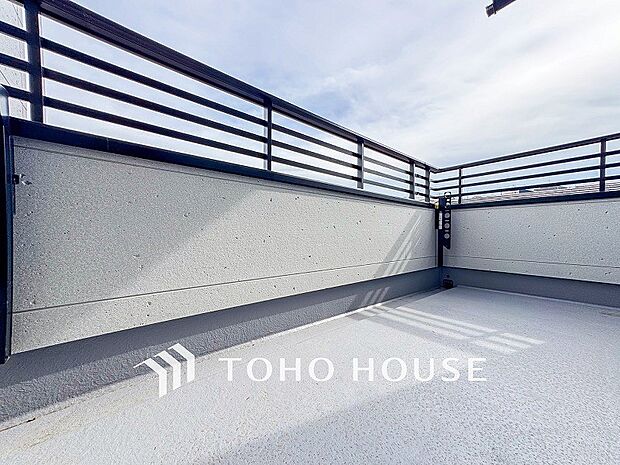 暮らしの中で光と風を演出してくれるバルコニー。