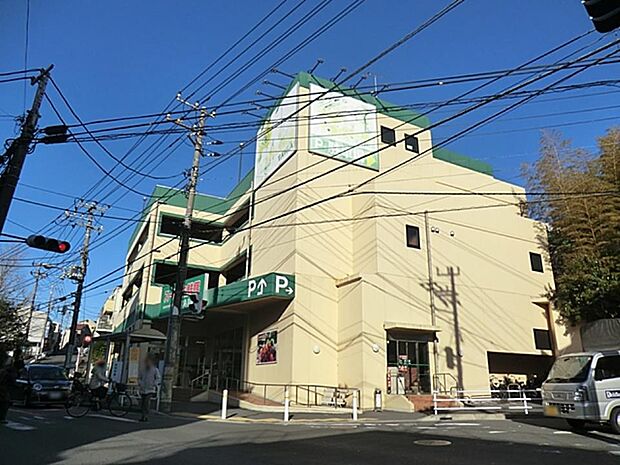 鮮度はおいしさが合言葉の地域密着型のスーパー。ポイントを貯めるとお買い物に使える金券が発行されます。