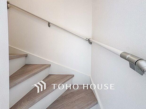 階段にはお子様やお年寄りに安心な手すりをご用意。