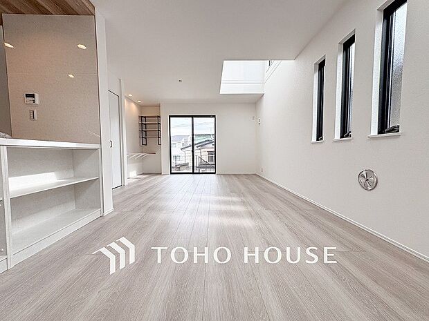 忙しい朝でも、しっかり家族が揃って食事をして頂けるゆとりある大きさのダイニングスペース。