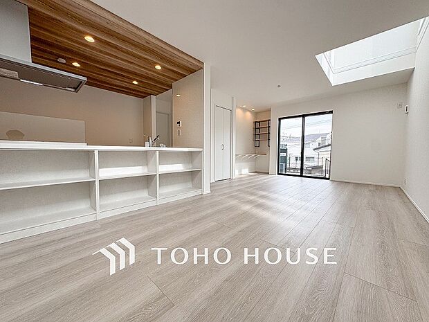 対面式キッチンのあるLDKで家族の会話が弾みます。