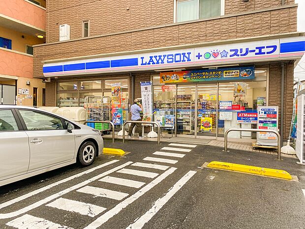 お弁当やお惣菜、パンなどをはじめ、生活用品、お酒、たばこなども取り揃えています。