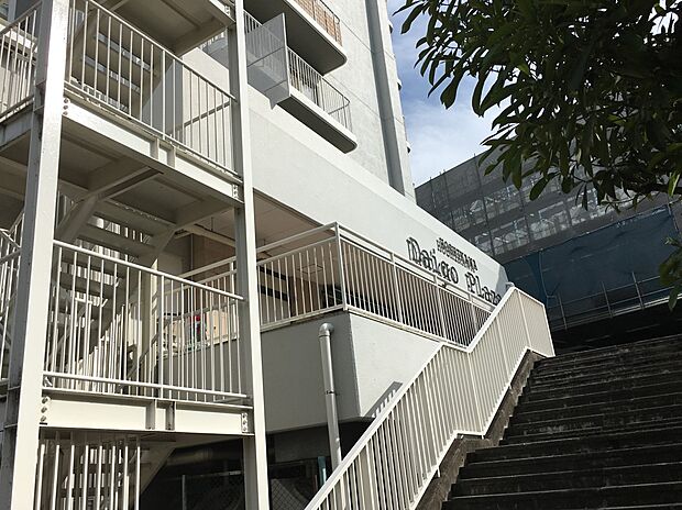 星川駅直結の駅ビル。コーヒーショップや百円ショップ、美容室等の地元に親しまれる店舗が入っています。