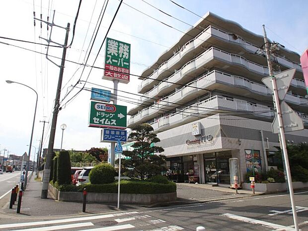 お手ごろ価格の商品が揃い、家計にやさしいスーパー。プロの方はもちろん一般のお客様もお買物できます。