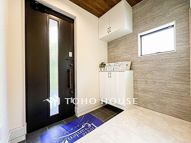 帰り着くたびに洗練されたテイストの空間に迎えられ誇りと喜びを感じる玄関まわりです。