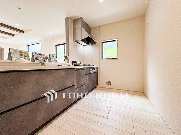 対面キッチンでリビングのご家族と会話を楽しみながらお料理できます。