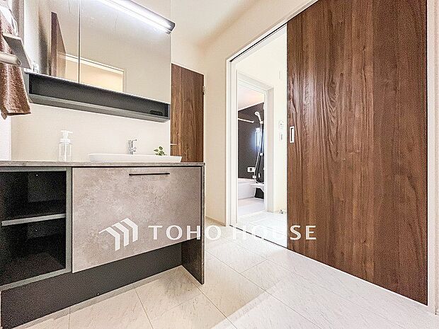 清潔感のあるプライベート空間は、身だしなみチェックや肌のお手入れに最適です。