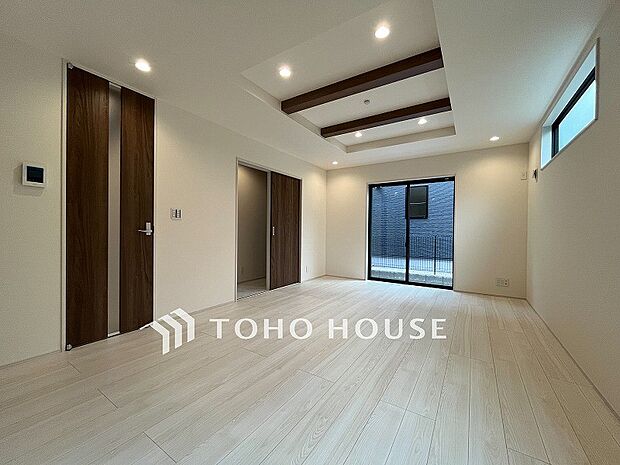 爽やかな色合いのフローリングと清潔感の溢れるクロスが明るい空間を創り出しているリビングダイニング。