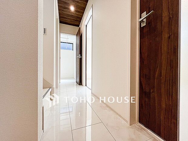 上質感漂う廊下。居住者の帰り、訪れる方を優しく迎え安らぎに満ちた生活空間を予感させます。