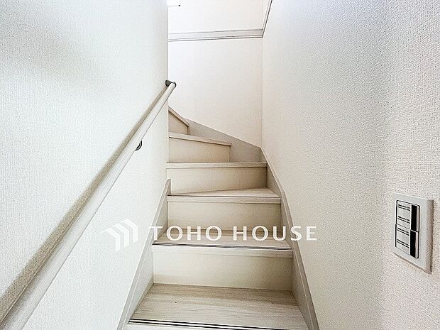 階段にはお子様やお年寄りに安心な手すりをご用意。