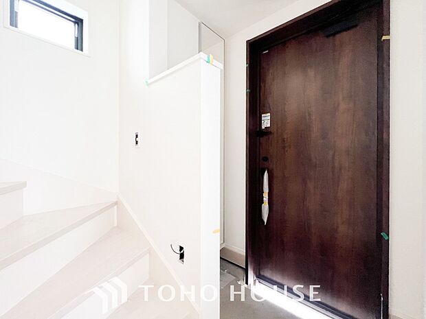 清潔感溢れる玄関がお出迎えする本邸宅の物語は、ここから始まる日常を期待させます。