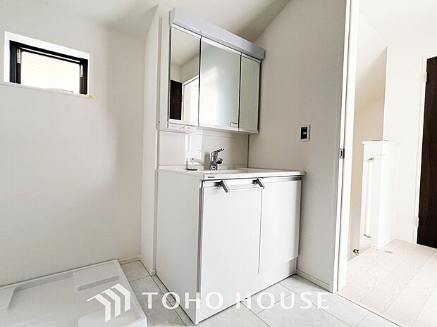 洗面台・洗面所三面鏡裏収納には化粧品や洗面用品類をすっきり整理できます。