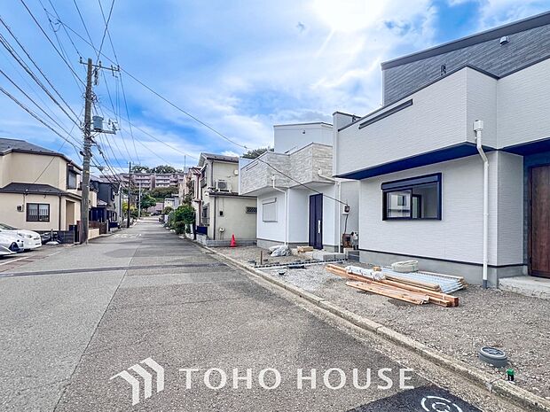 前面道路含む現地写真『快適』は「家」と「街」と「環境」が調和した時に訪れるだと改めて感じさせてくれます。