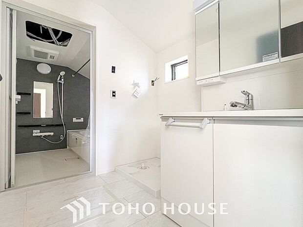 清潔感のあるプライベート空間は、身だしなみチェックや肌のお手入れに最適です。