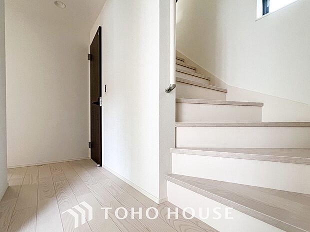 パブリックゾーンとプライベートゾーン繋ぐ階段。豊かな陽光が注ぎ込み、爽やかな住空間を演出。