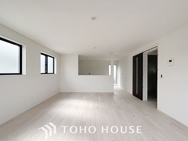 対面式キッチンのあるLDKで家族の会話が弾みます。