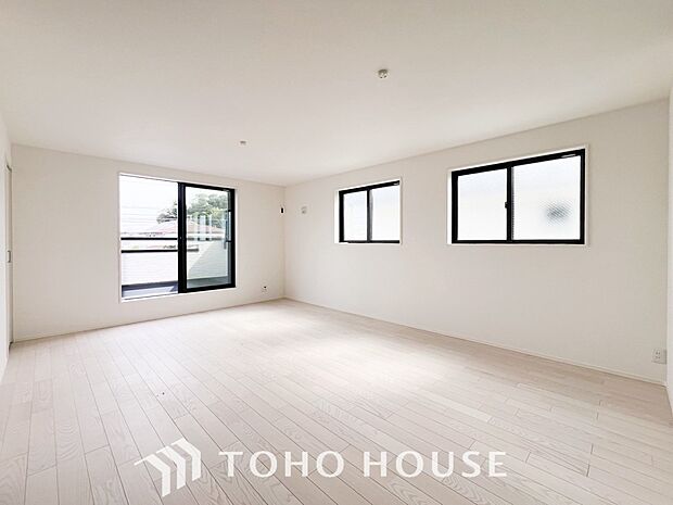 爽やかな色合いのフローリングと清潔感の溢れるクロスが明るい空間を創り出しているリビングダイニング。