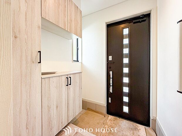 明るく開放感のある玄関。居住者の帰り、訪れる方を優しく迎えてくれます。