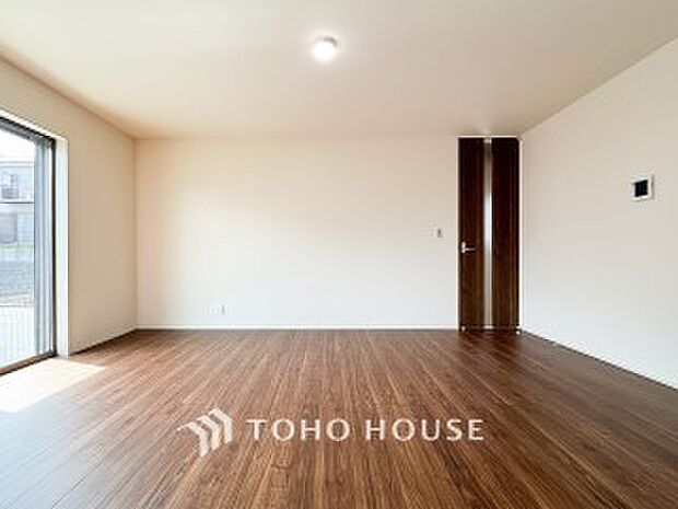 戸建てならではのリビング。落ち着いた色調のリビングは家族団欒の憩いの場所です。