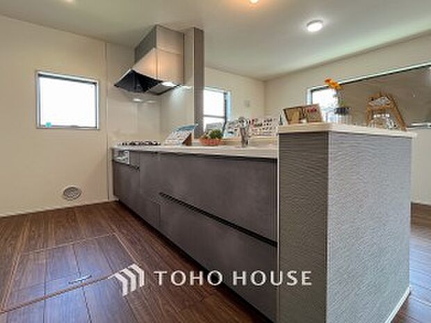 機能的で使い勝手のよさそうなキッチン。明るく清潔感があります。