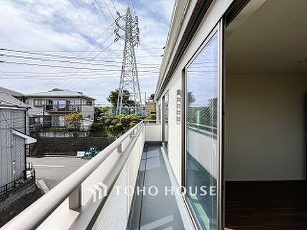 暮らしの中で光と風を演出してくれるバルコニー。