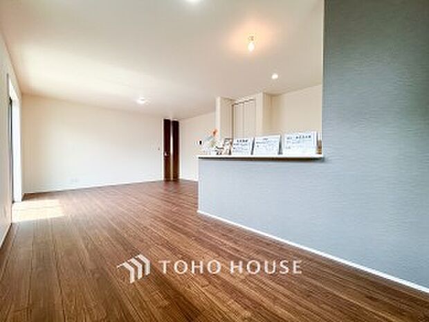 忙しい朝でも、しっかり家族が揃って食事をして頂けるゆとりある大きさのダイニングスペース。