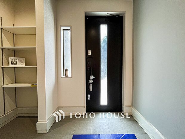 帰り着くたびに洗練されたテイストの空間に迎えられ誇りと喜びを感じる玄関まわりです。