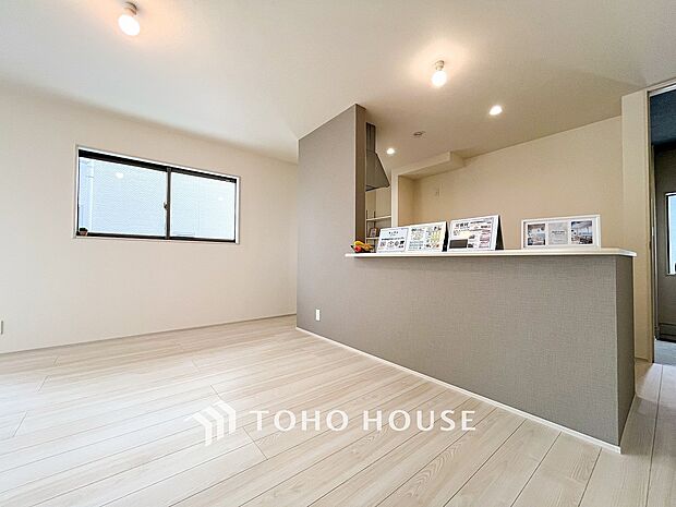 戸建てならではのリビング。落ち着いた色調のリビングは家族団欒の憩いの場所です。