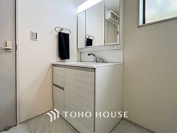 洗面台・洗面所パウダールームはナチュラルな雰囲気で清潔な印象。