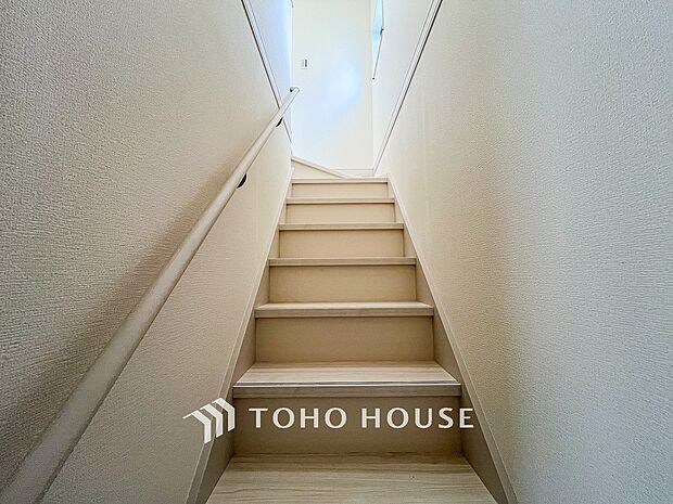 パブリックゾーンとプライベートゾーン繋ぐ階段。豊かな陽光が注ぎ込み、爽やかな住空間を演出。